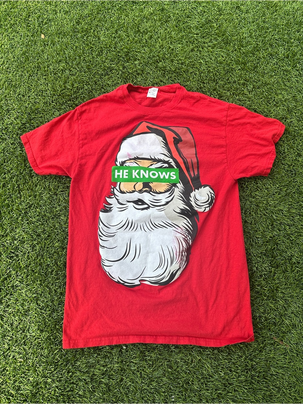 Christmas Santa Graphic T-Shirt Men’s Medium Red “He Knows”